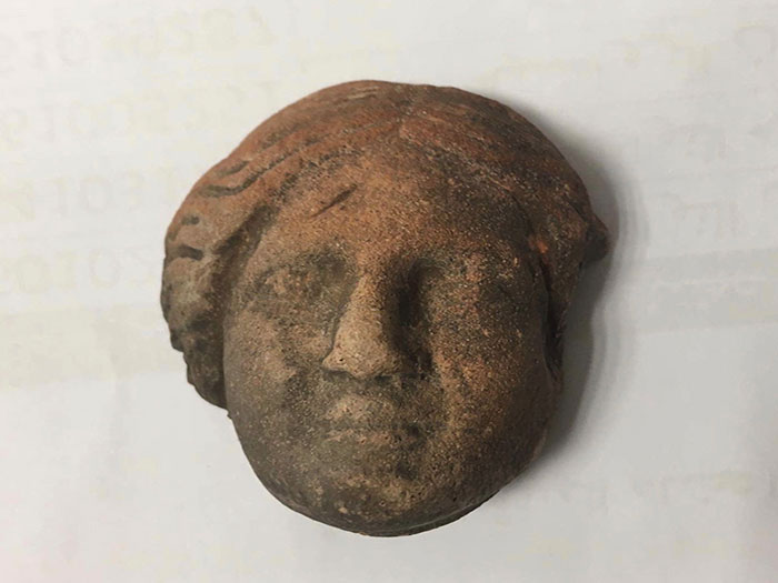  العثور على رأس أثري وتسليمه لمتحف البترا