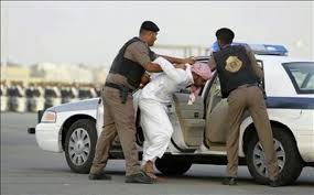 السعودية : الإطاحة بـ3 متهمين باقتحام محل تجاري وإطلاق النار على عامله بالطائف