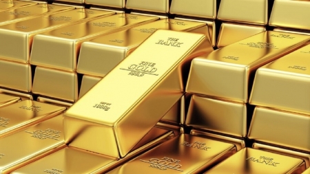 الذهب يهبط بفعل صعود الدولار والأنظار على اجتماعات بنوك مركزية