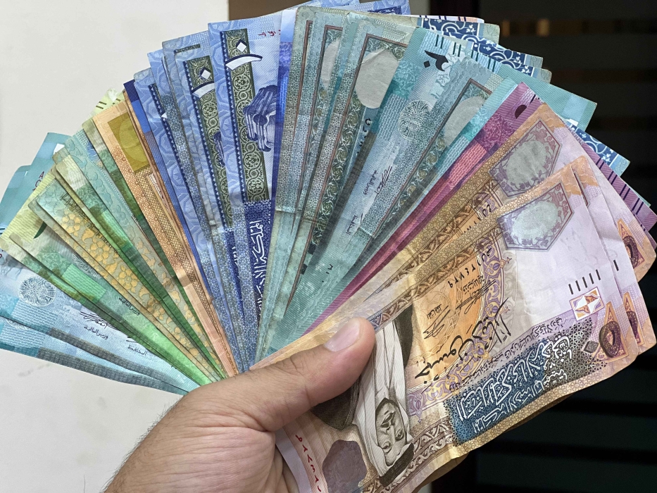 موظفون في القطاع العام يطالبون بمراجعة التفاوت في الرواتب وآلية الترقية للإدارة الوسطى