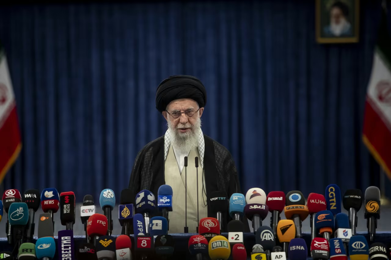 إيران ..  أول تعليق من خامنئي على الضربة الإسرائيلية