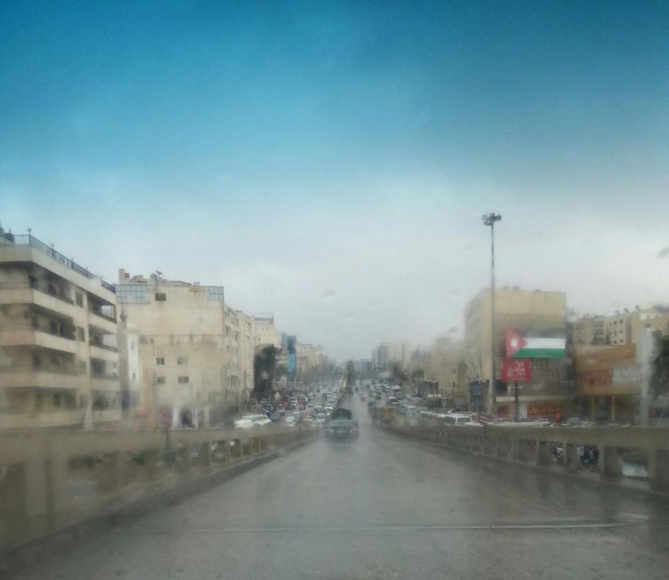 بالصور  ..  الامطار تتساقط بمختلف انحاء العاصمة