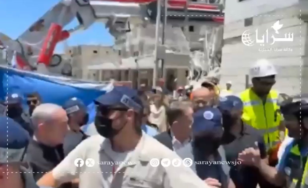 بالفيديو .. نتنياهو يظهر لأول مرة في “بات يام” بعد الهجمات الإيرانية: شاحب الوجه مرتدياً السواد 