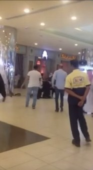 بالفيديو : قطري يضرب فتاة في مول بالدوحة