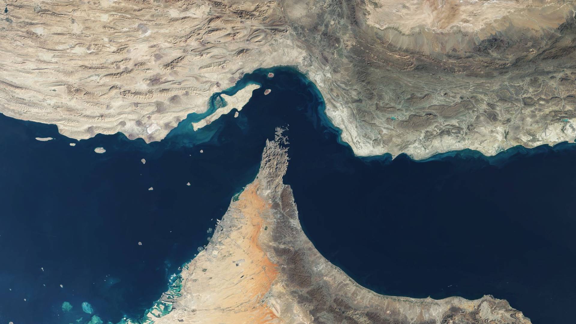 مسؤولان أمريكيان: إيران تستهدف سفينة شحن بإطلاق نار قرب سواحل عمان