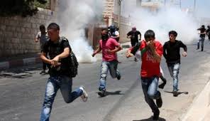 إصابة 30 طالبًا بغاز الاحتلال في الخليل