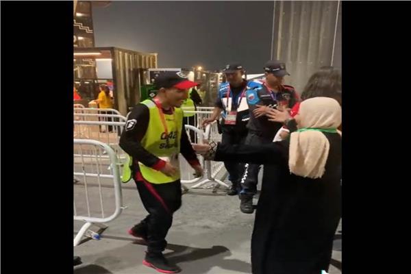 مشهد إنساني مؤثر ..  جزائرية تفاجئ ابنها في عمله الأمني بكأس العالم في قطر