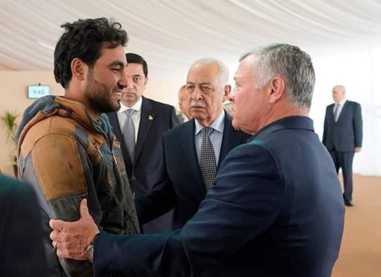 بالصور  ..  تعرف على قصة ابو عرب الميكانيكي الذي تناول الطعام على مائدة الملك  