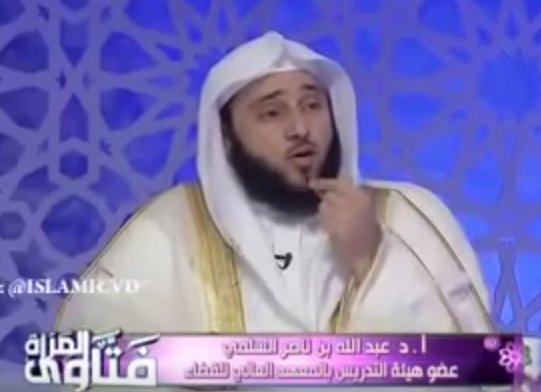 ما حكم من ابتسم أو ضحك في الصلاة؟ 