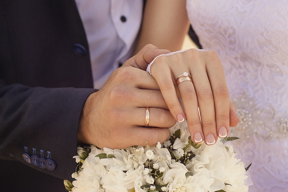 أريد الزواج عاجلاً كي أرتاح من العمل في المنزل