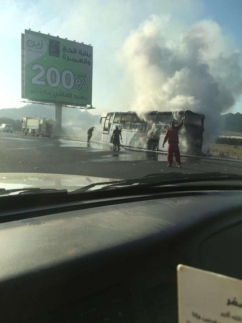 احتراق حافلة بطريق جدة - مكة ونجاة قائدها