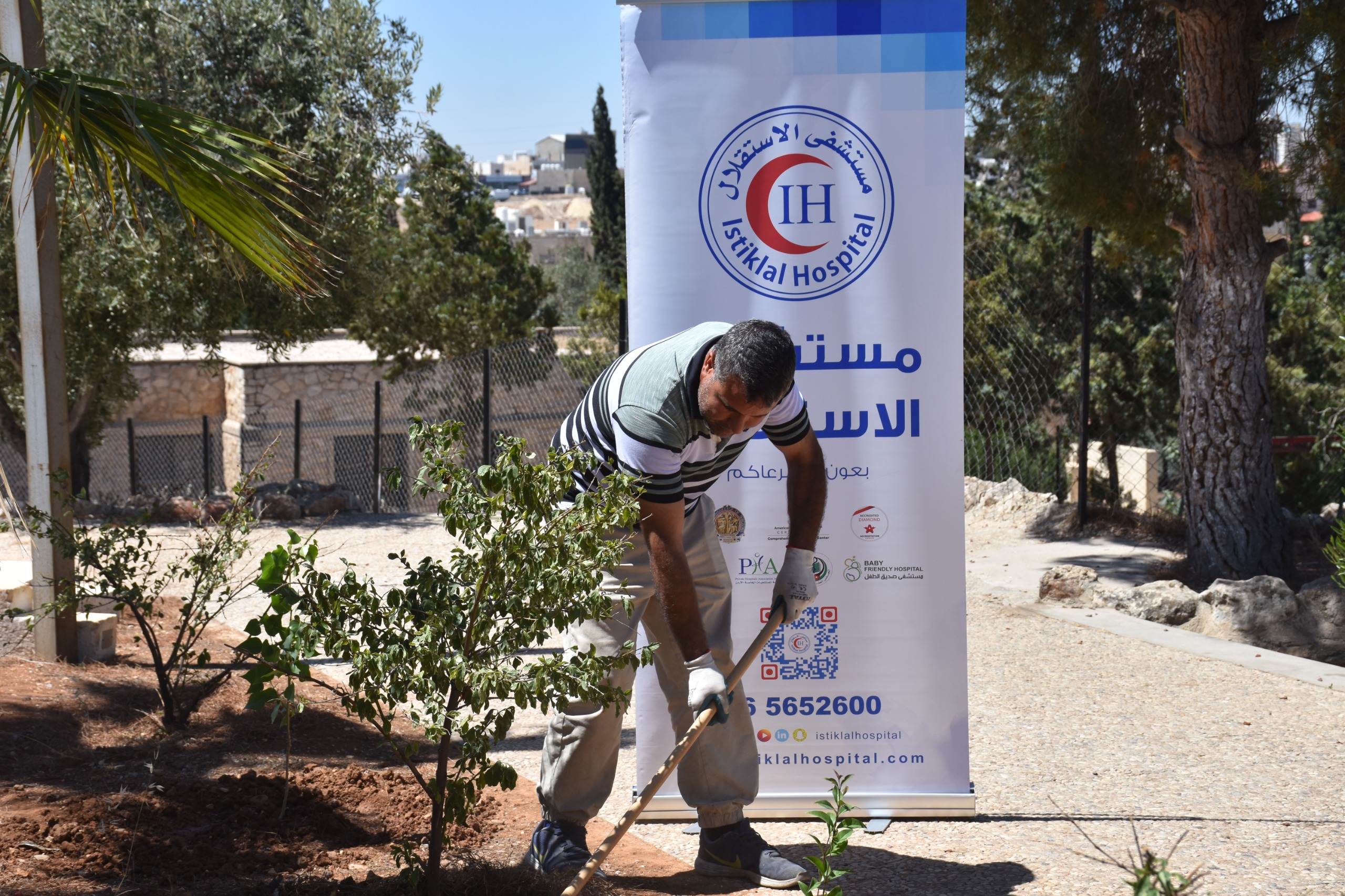 بالصور ..  مبادرة مجتمعية لزراعة عشرات النخلات داخل قرية SOS للأطفال