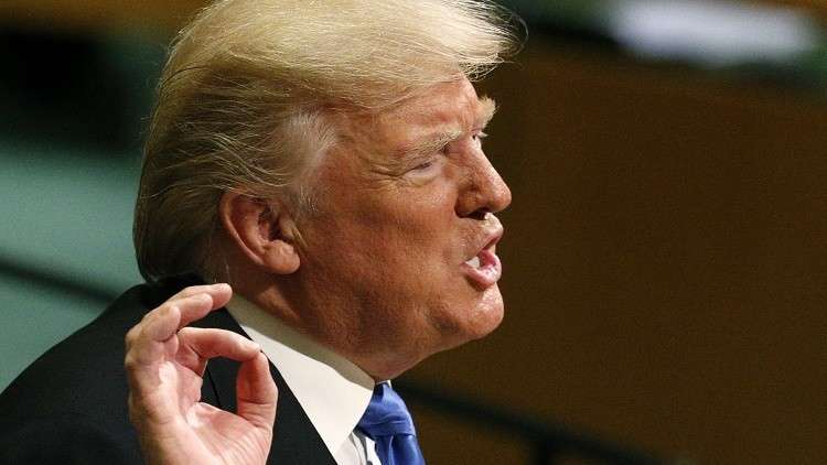 الفيديو حصل على آلاف المشاهدات ..  مترجم كلمة ترامب إلى العربية يتقمص أسلوبه!