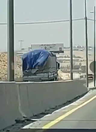 بالفيديو ..  شاحنة تسير بعكس السير على الطريق الصحراوي
