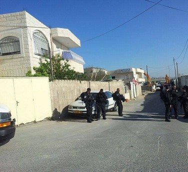 بالصور  .. جرافات الاحتلال تهدم بناية ومسجدا ومركزا صحيا  في القدس
