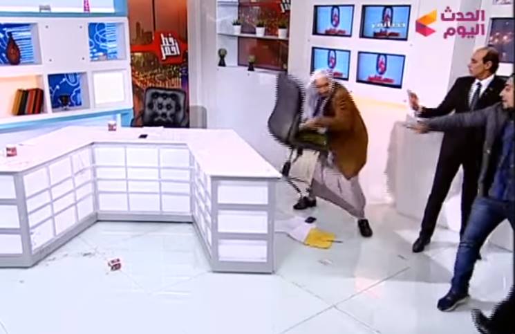 بالفيديو  .. ضرب بالكرسي وتشابك بالأيدي بين اثنين من الدعاة على الهواء