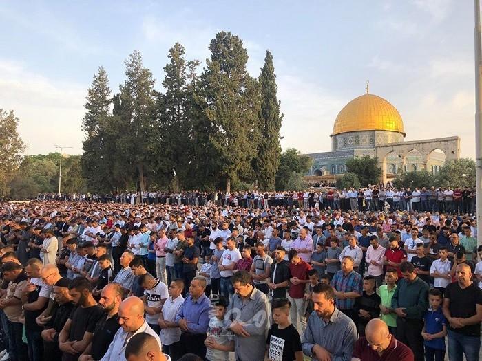 70 ألفا يؤدون صلاة الجمعة بالأقصى