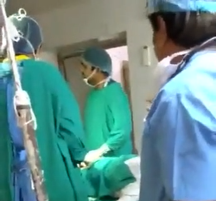 بالفيديو ..  مشاجرة نادرة بين أطباء اثناء إجراء عملية جراحية لأحد المرضى