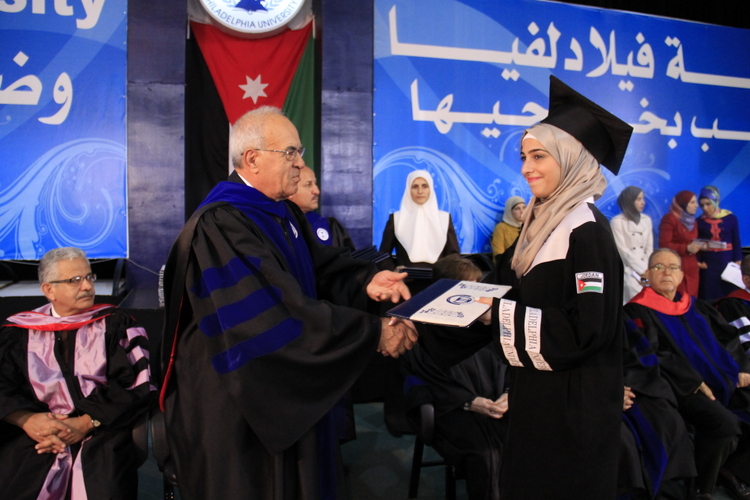 برعاية السيدة ليلى شرف تخريج الفوج العشرين من طلبة فيلادلفيا