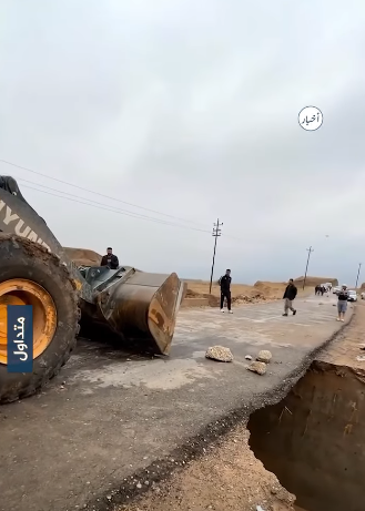 بالفيديو  ..  السيول تجرف طريقاً رئيسياً وتكشف ضعف "العبّارات"