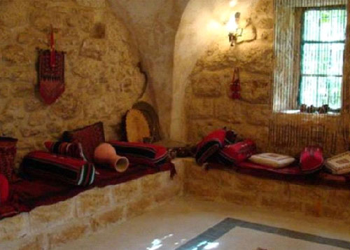 البيت الشعبي الفلسطيني رمز للسعادة العائلية والوجدان الشعبي 