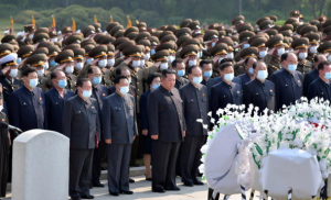 كوريا الشمالية توصي بشدة السكان بارتداء كمامة الوجه 