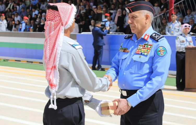 مدير الأمن العام يرعى حفل تخريج طلبة كلية الدفاع المدني