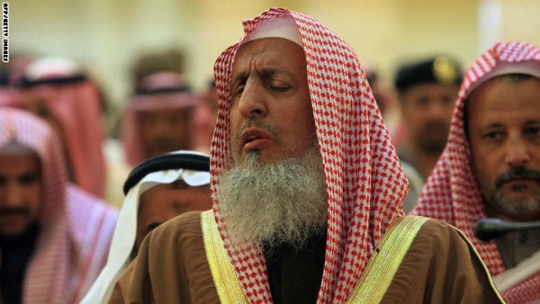 مفتي السعودية يهاجم "شر وبلاء وأكاذيب" تويتر