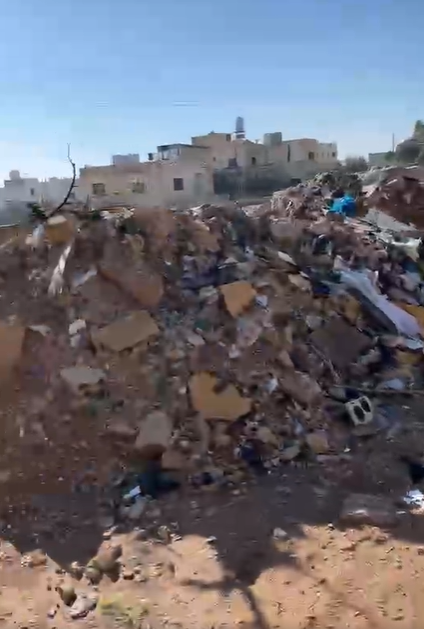 بالفيديو  ..  أهالي حي في الرجم الشامي يطالبون البلدية بإزالة مخلفات تشكل مكرهة صحية