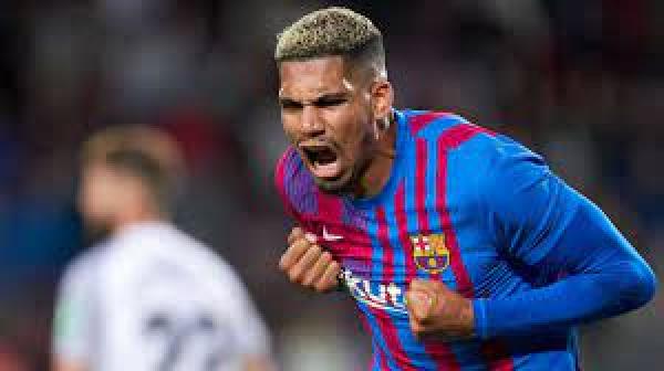 برشلونة يعلن تجديد عقد لاعبه أراوخو حتى 2026