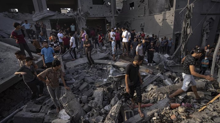 8 شهداء إثر قصف الاحتلال منزلا بمخيم المغازي وسط القطاع