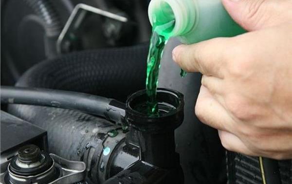  هل استخدام المياه بدل سائل التبريد يضر بمحرك السيارة؟ 