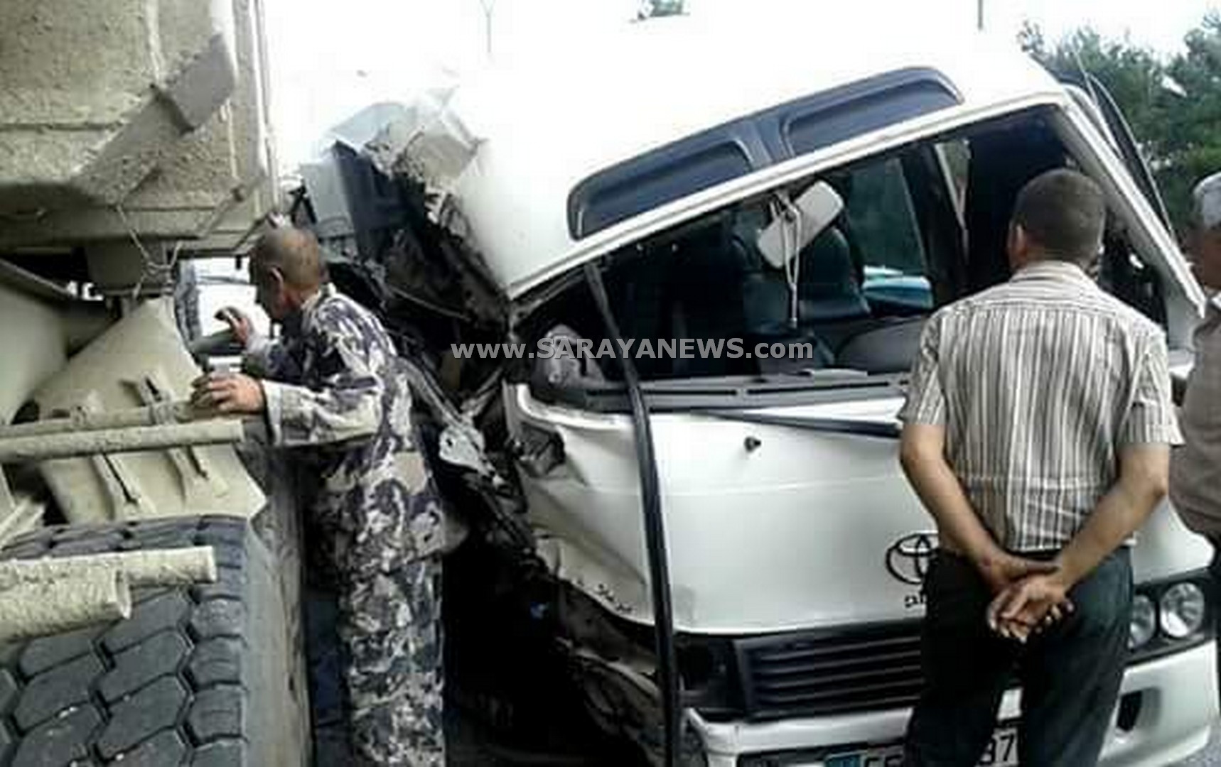 بالصور  ..  9 اصابات بحادث تصادم بين شاحنة و حافلة نقل في دير علا