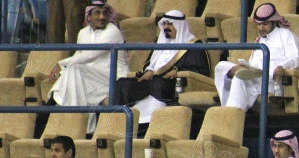 بالصور  ..  شبيه الملك عبدالله يخطف الانظار 