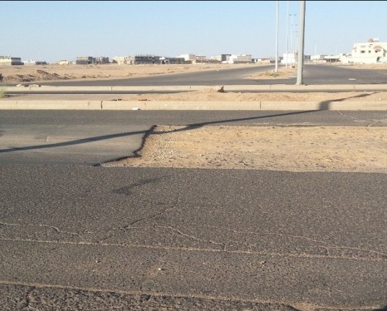 مواطنون يبادرون إلى إغلاق حفريات خطرة على طرق حيوية في بصيرا