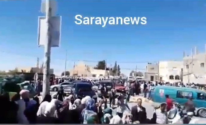 بالفيديو و الصور  ..  زغاريد و تكبيرات في جنازة الشهيد العمرو بالكرك 
