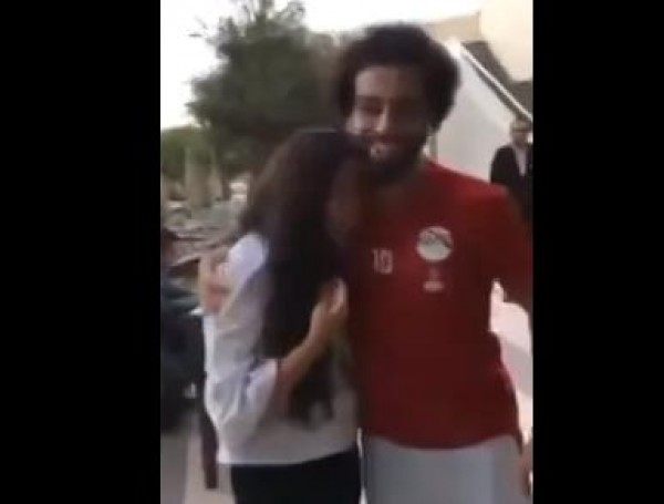 بالفيديو ..  محمد صلاح يحتضن معجبة بعد ان بكت لرؤيته