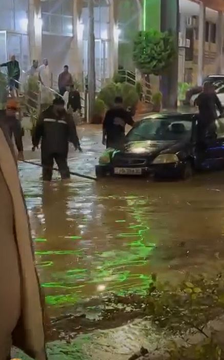 شاهد بالفيديو ..  غرق شوارع في ناعور بمياه الأمطار ومطالبات بمعالجة الخلل في تصريف المياه