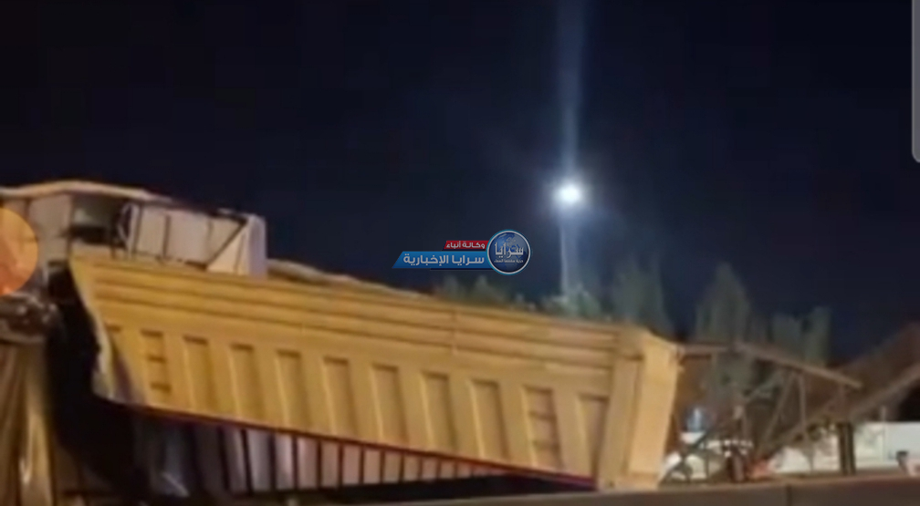 بالفيديو ..  سقوط جسر مشاة على طريق المطار نتيجة حادث سير 