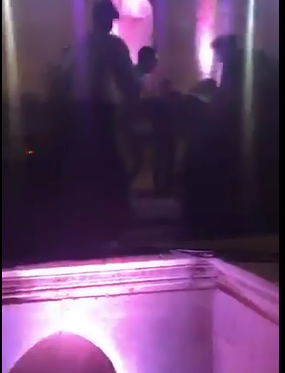 بالفيديو  .. مشاجرة عنيفة في حفل مغني الراب الأميركي راسيل في المدرج الروماني