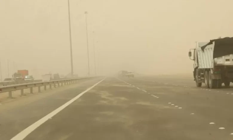 الأمن العام: قطع حركة السير مؤقتا على الطريق الصحراوي بسبب الغبار الكثيف
