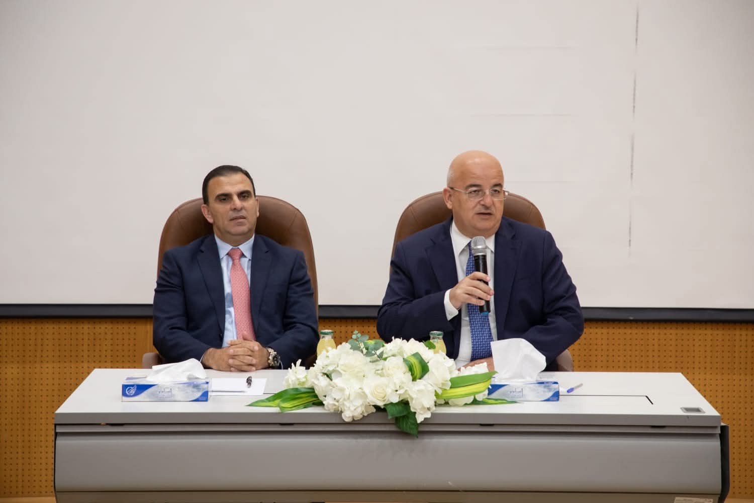 رئيس الجامعة الهاشمية يلتقي كوادر كليتي الآداب والعلوم التربوية ويؤكد أهمية مواكبة التطورات وتعزيز الكفاءة التعليمية 