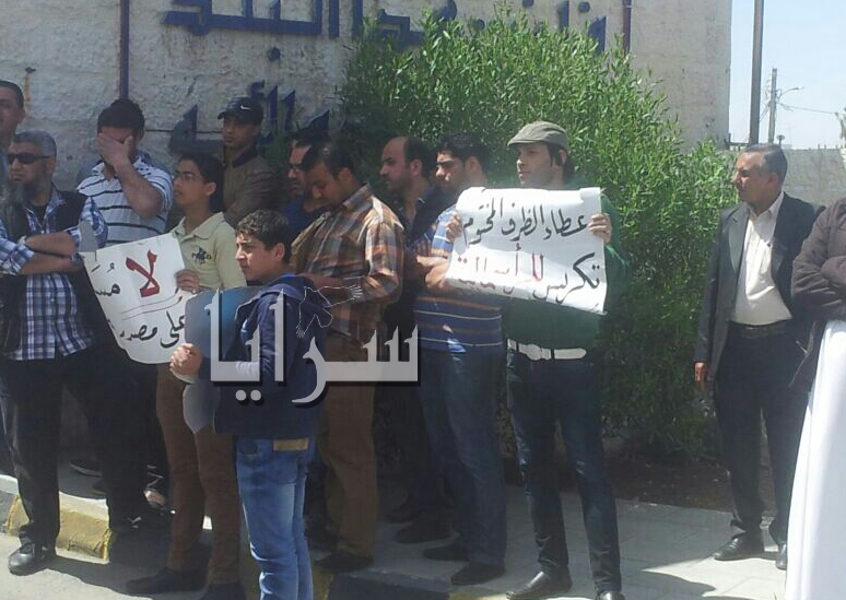 متضررو اكشاك يجددون  اعتصامهم  امام مبنى محافظة الزرقاء 