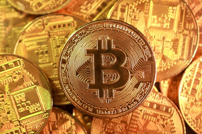 بيتكوين يتراجع دون 77,000 دولار مع تحسّن اقتصاديات التعدين