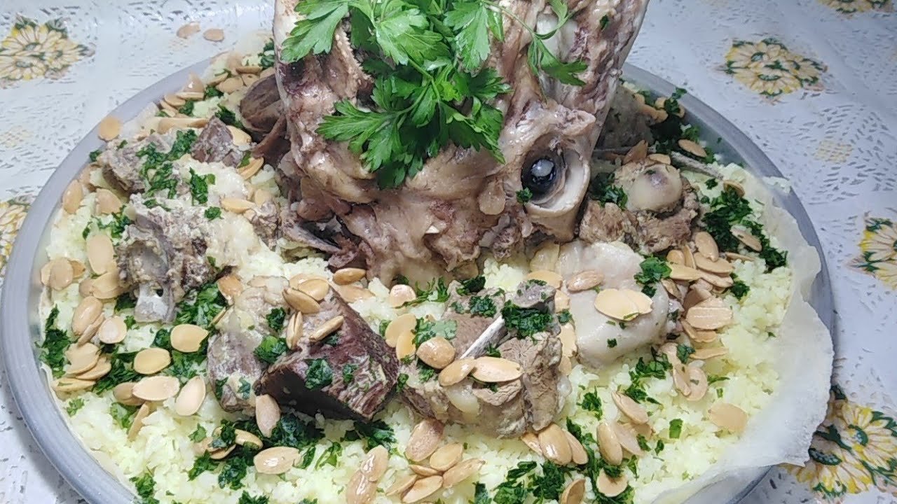 بالفيديو  ..  ماذا يعني اكل عين الذبيحة في المنسف؟