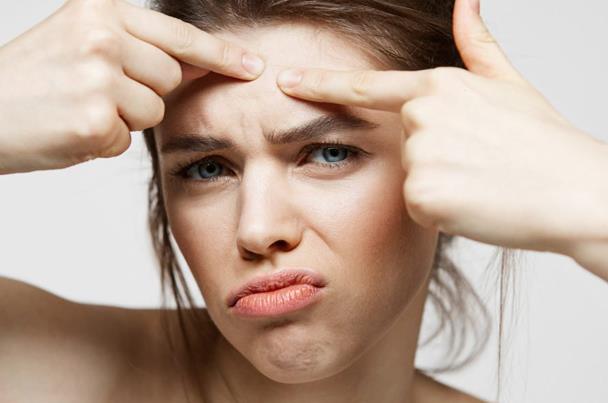 4 أطعمة مسئولة عن ظهور حبوب البشرة ..  ما هي؟