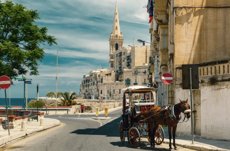 مالطا السينمائية: اكتشف مواقع التصوير الحقيقية!