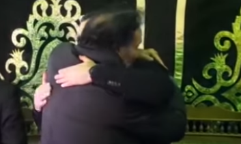 بالفيديو .. أحمد سعيد عبد الغنى ينهار ويبكى أثناء تلقيه عزاء والده