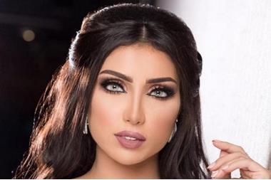 شاهد بالصور  ..  دنيا بطمة تثير الجدل في الشهور الأخيرة من حملها 
