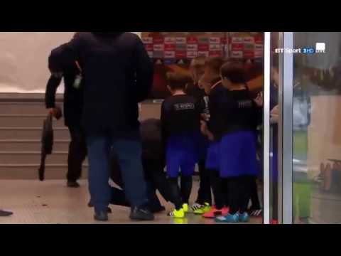 بالفيديو ..  المدرب مورينيو ينقذ طفل علق به!